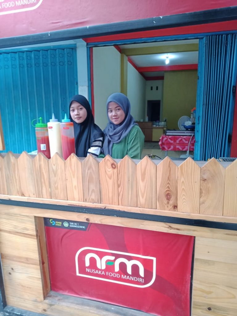 NFM SMK NU 1 Karanggeneng Buka Stand Penjualan Produk SMK Mini